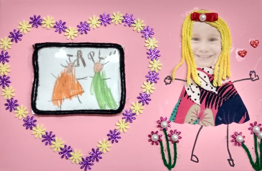 ALICE SINDEAUX OLIVEIRA CARVALHO - SENTE-SE AMADA, QUANDO ASSISTE O FILME TROLLS COM OS PAIS.